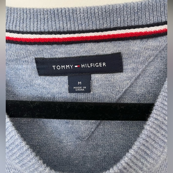 TOMMY Hilfiger v-neck top in excellent condition - Picture 2 of 4